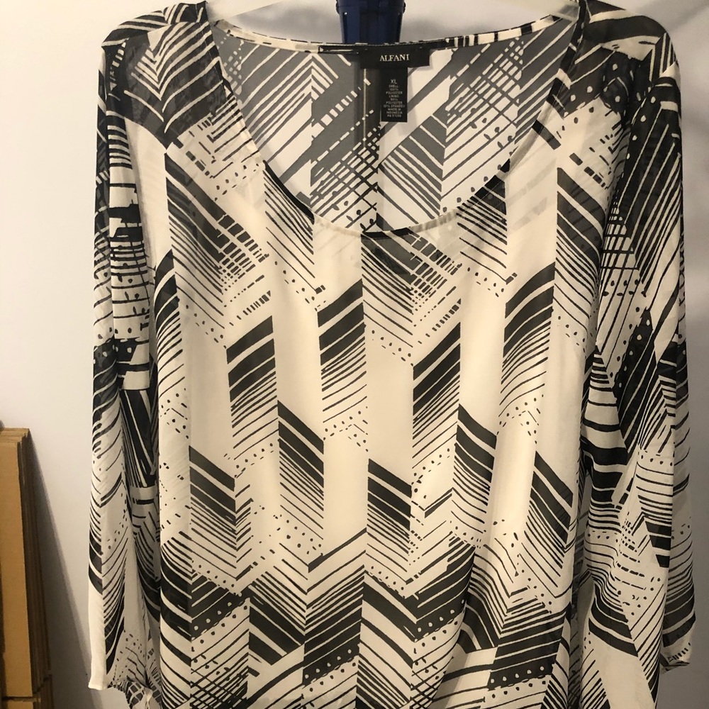 Alfani black and white blouse